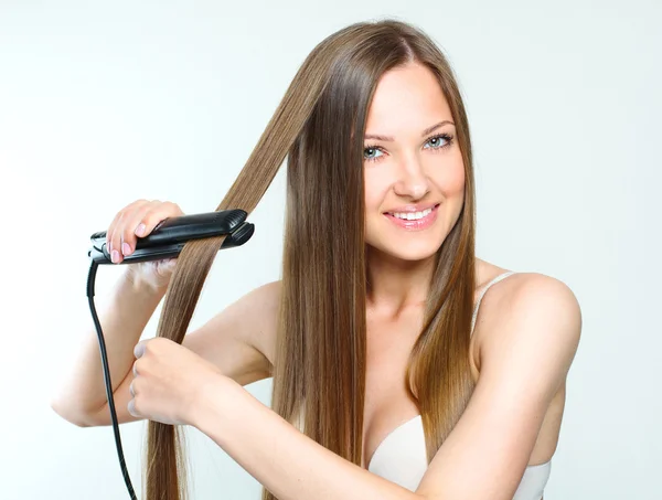 Hermosa mujer peinando su pelo largo —  Fotos de Stock