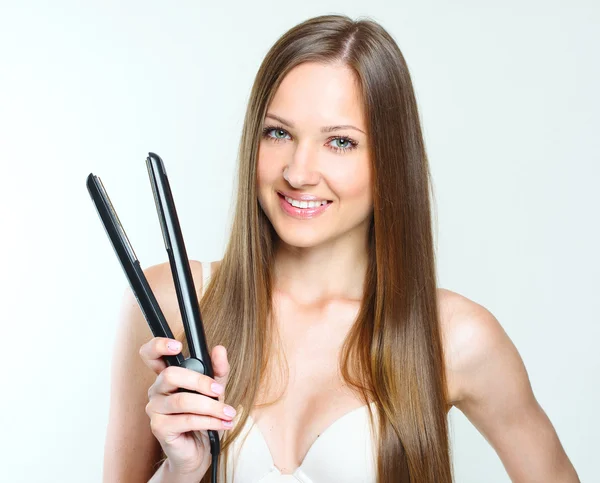 Mulher bonita styling seu cabelo longo — Fotografia de Stock