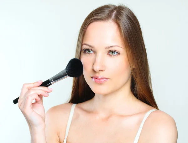 Mooie vrouw maken Make-up — Stockfoto