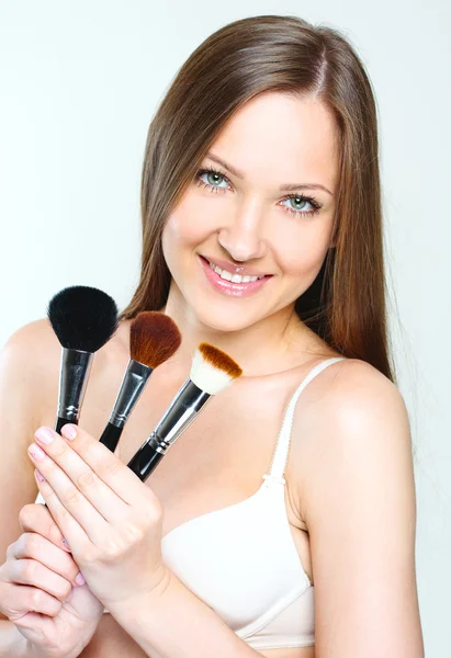 Mooie vrouw maken Make-up — Stockfoto