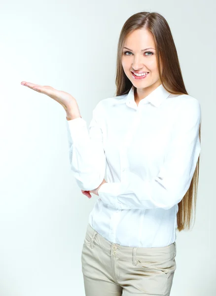 Geschäftsfrau mit offener Handfläche — Stockfoto