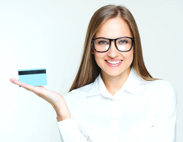 Femme d'affaires détenant une carte de crédit — Photo