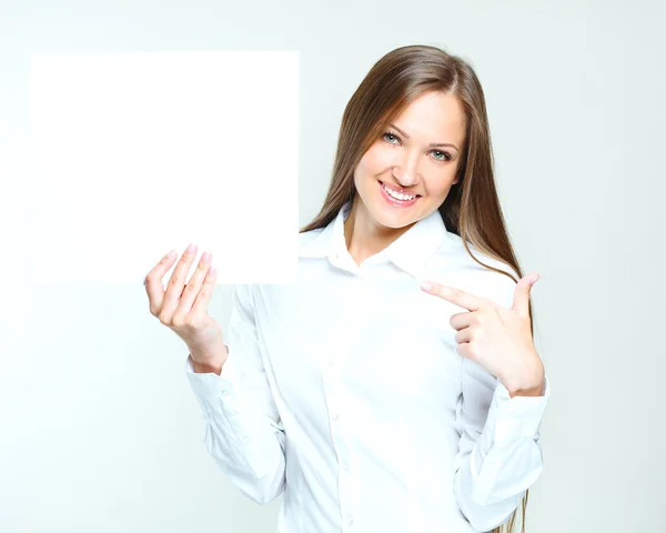 Mujer de negocios sosteniendo cartel en blanco —  Fotos de Stock