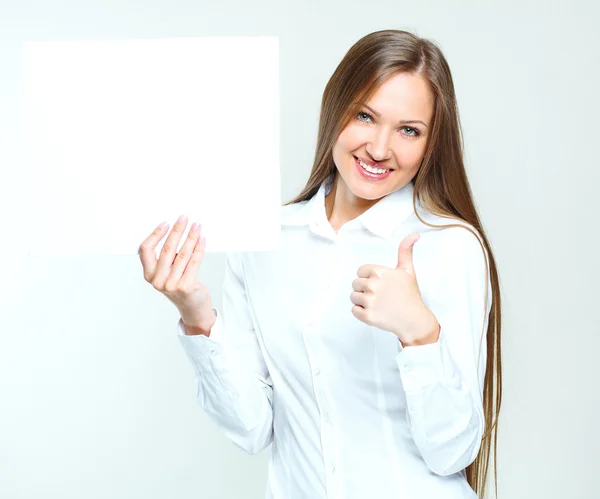 Mujer de negocios sosteniendo cartel en blanco —  Fotos de Stock