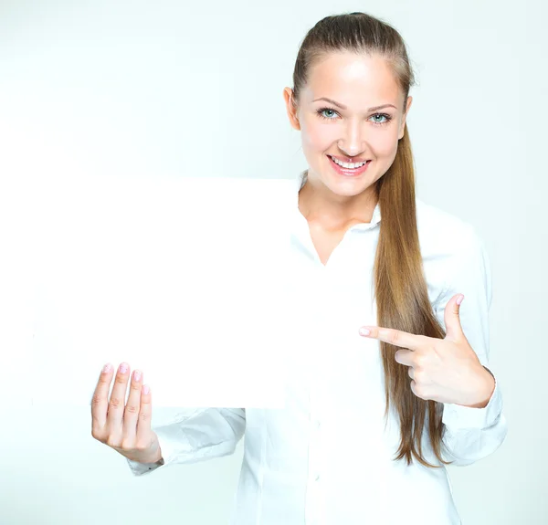 Vrouw bedrijf blanco papier — Stockfoto