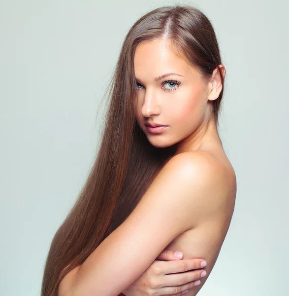 Femme aux cheveux longs en bonne santé — Photo