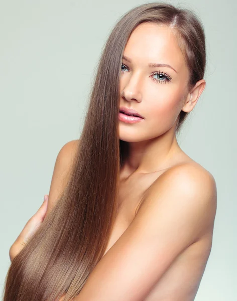 Vrouw met gezonde lange haren — Stockfoto