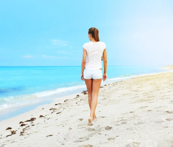 Flicka gå på stranden — Stockfoto