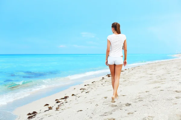 Ragazza a piedi sulla spiaggia — Foto Stock