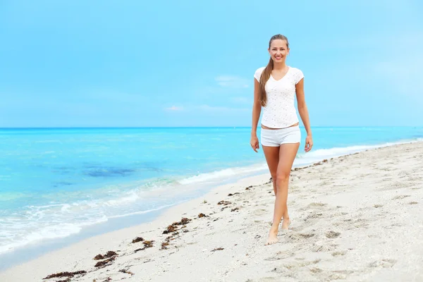 Ευτυχισμένη γυναίκα περπατά στην παραλία — Φωτογραφία Αρχείου