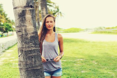 kız yaz Park'ta yürüyüş