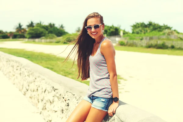 Girl walking at summer park — Stock Photo, Image