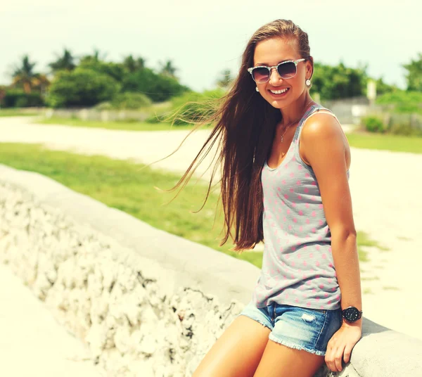 Girl walking at summer park — Stock Photo, Image