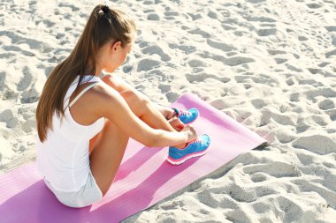 sporcu kadın çalışan onun egzersiz için hazırlanıyor