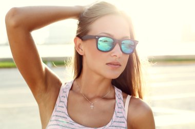 Kız sokakta günbatımı üzerinde ayakta