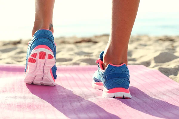 Mujer corriendo en la playa —  Fotos de Stock