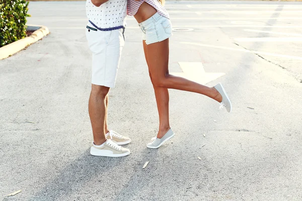 Jovem casal beijando — Fotografia de Stock