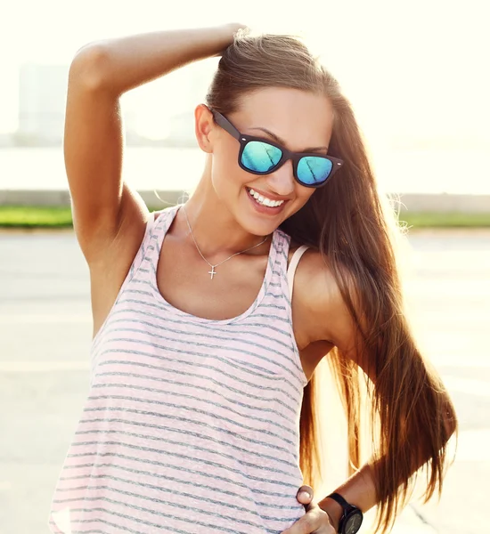 Girl standing on the street over sunset — Stock Photo, Image