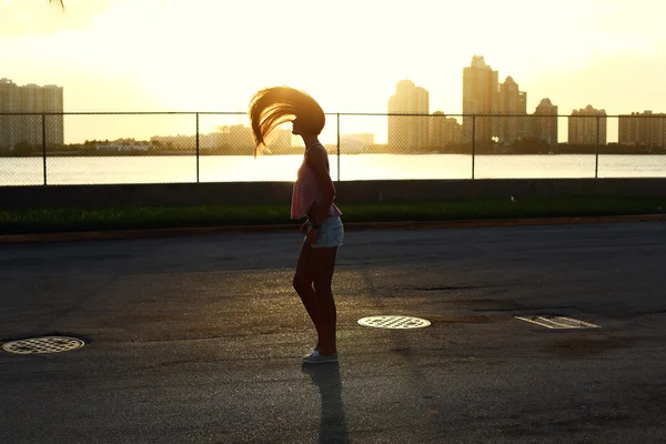 Young girl over sunset — Stock Photo, Image