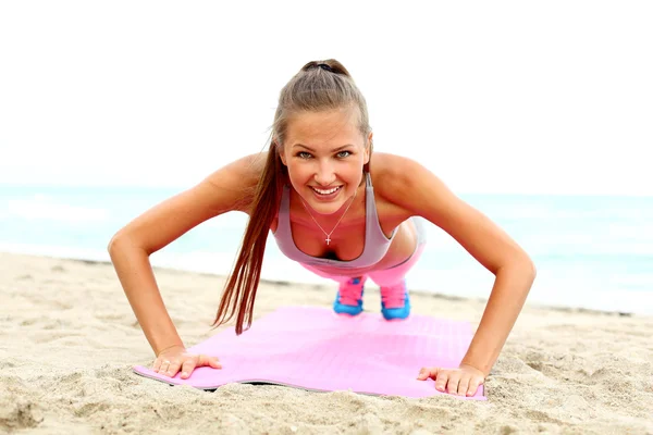 Fitness instructor making exercise — Stock Photo, Image