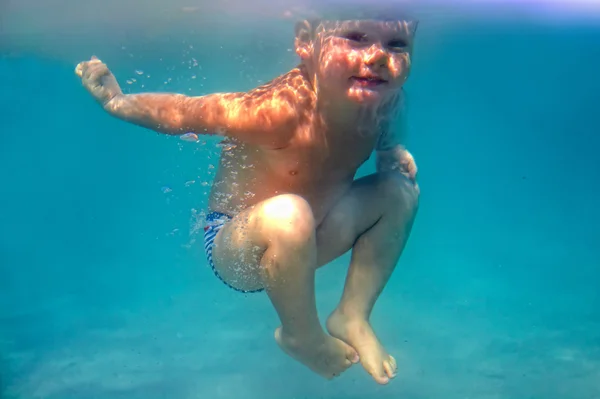 Amazing, two years old baby boy dives underwater — Stock Photo, Image