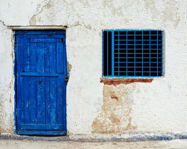 Oude huis muur met blauwe deuren en Vensters — Stockfoto