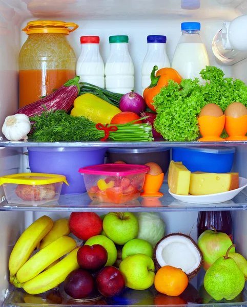 Холодильник, полный здоровой пищи. фрукты, овощи и молочные продукты — стоковое фото