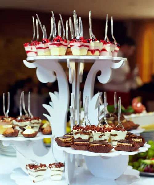 Muchas porciones de postre sabroso dulce en buffet — Foto de Stock