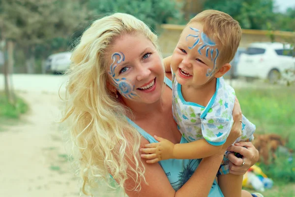 행복 한 엄마와 아이 야외 연주 그린 얼굴 — 스톡 사진