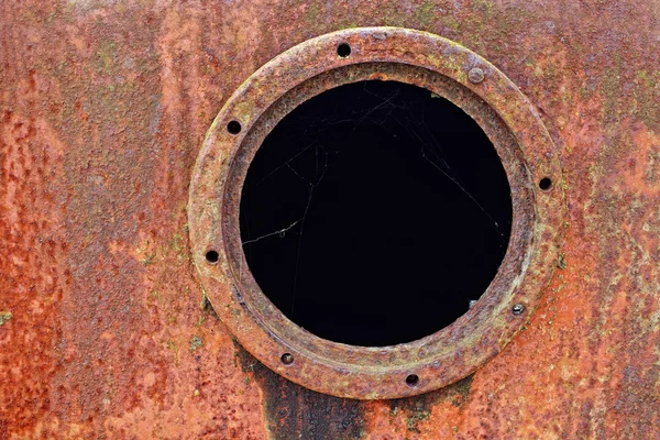 Moldura de janela redonda sobre fundo de superfície metal enferrujado — Fotografia de Stock