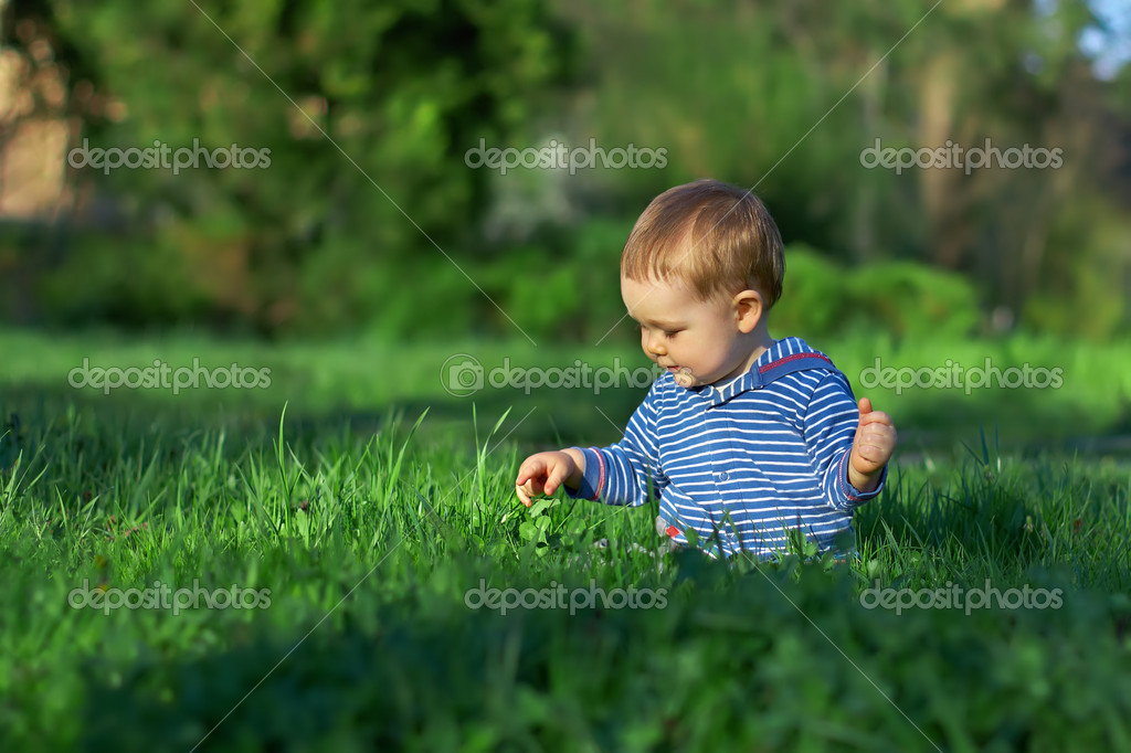 Beau Bebe Garcon Assis Parmi L Herbe Verte Sur La Pelouse De Printemps Image Libre De Droit Par Olesiabilkei C
