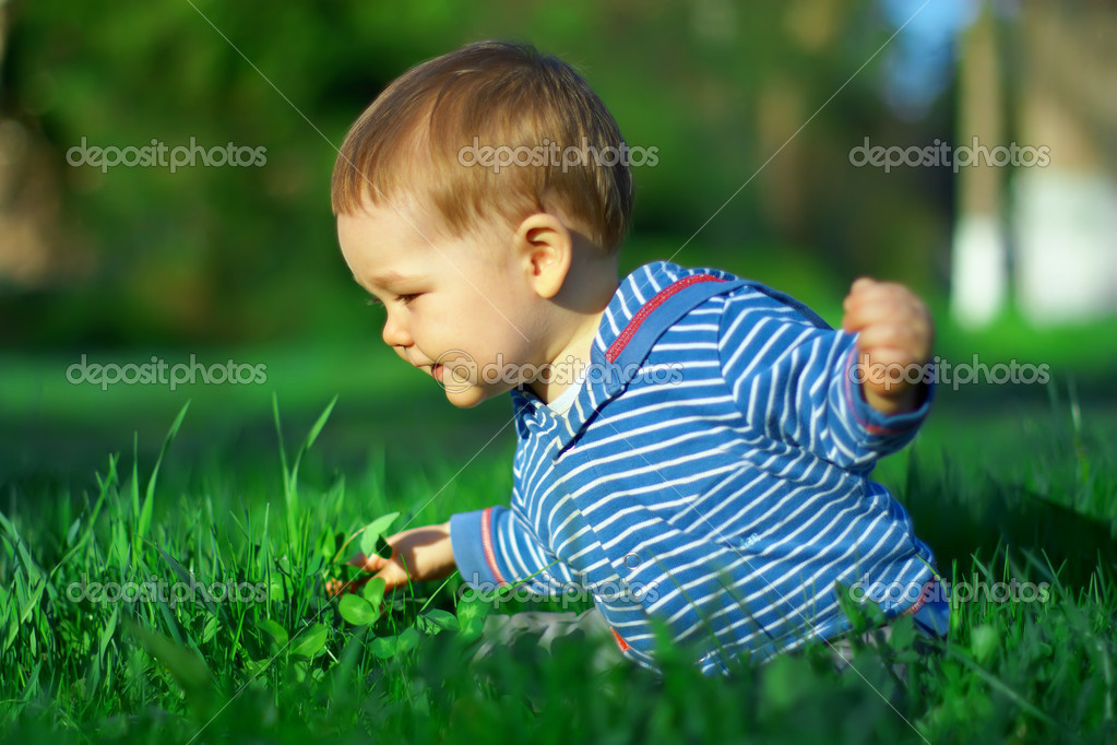 Beau Bebe Garcon Assis Parmi L Herbe Verte Sur La Pelouse De Printemps Image Libre De Droit Par Olesiabilkei C
