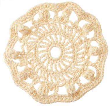 yuvarlak motif üzerine beyaz izole el işi tığ işi
