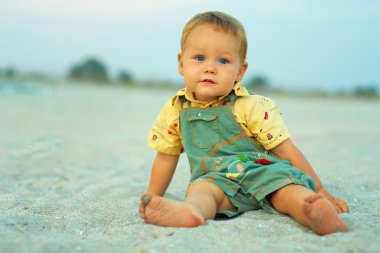 gece sahilde oturup sakin sevimli bebek çocuk