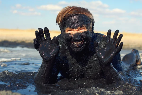 Gelukkig senior man liggen in genezing van klei. buiten — Stockfoto