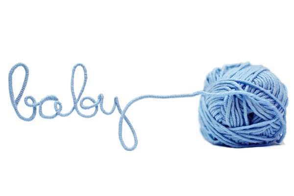 Голубое детское слово из пряжи, изолированной на белом — стоковое фото