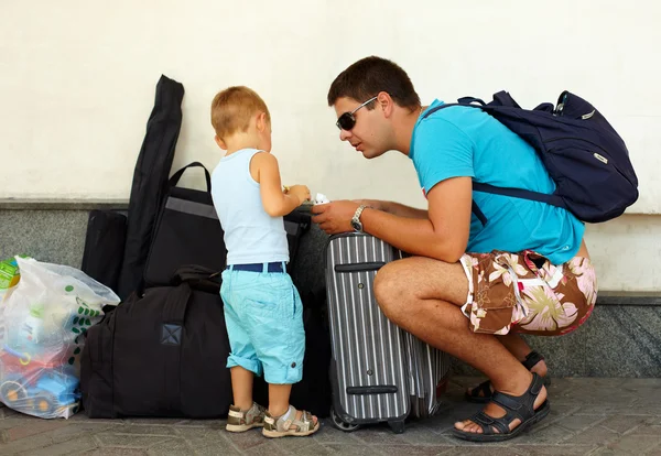 Ojciec wraz z synem podróżują z ogromnym bagażem — Zdjęcie stockowe