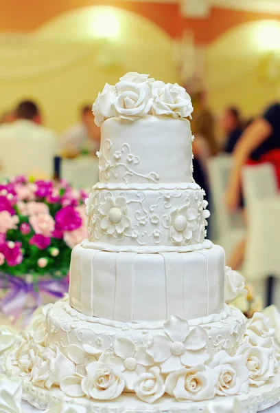 Pastel de boda floral blanco en el fondo interior del restaurante — Foto de Stock