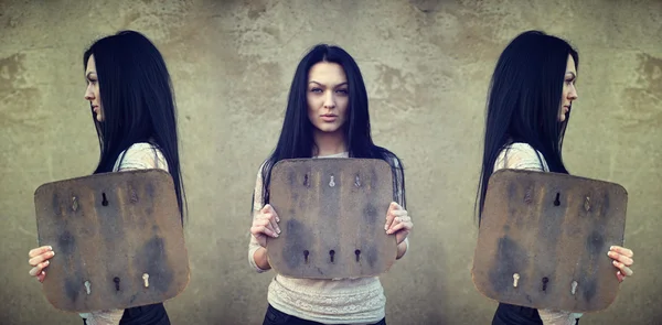 Attraente donna bruna grave tenendo boardn vuoto in profilo e pieno — Foto Stock