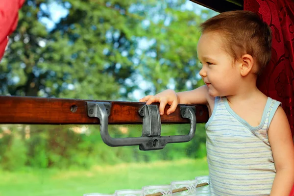 Carino bambino ragazzo avendo emozionante viaggio in treno — Foto Stock