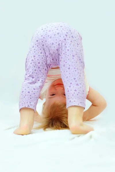 かわいい女の赤ちゃんの体操を作る — ストック写真