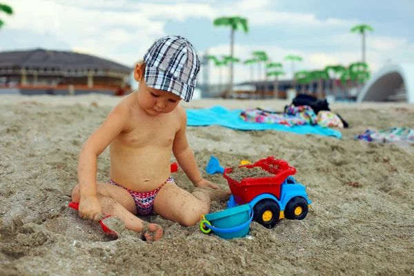 Carino bambino ragazzo giocare con giocattoli su spiaggia — Foto Stock