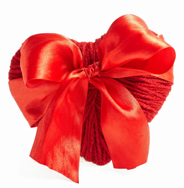 Red woolen heart with silk ribbon isolated on white — Stock Photo, Image