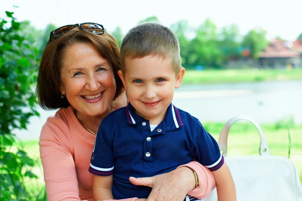 Feliz abuela y nieto abrazando fuera — Foto de Stock