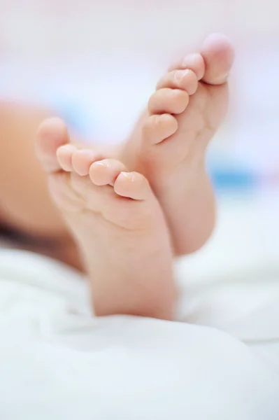 Yumuşak seçici odak içinde küçük bebek ayaklar — Stok fotoğraf