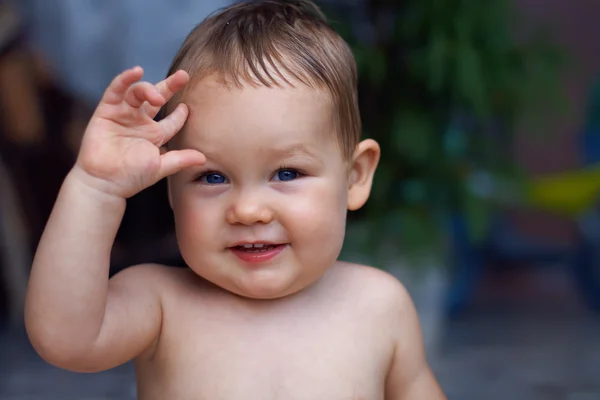 かわいい赤ちゃん男の子の夏のカジュアルなクローズ アップの肖像画 — ストック写真