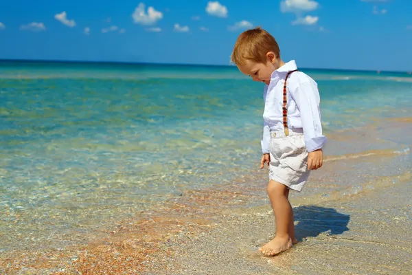 Aranyos baba fiú sétált a surf beach — Stock Fotó