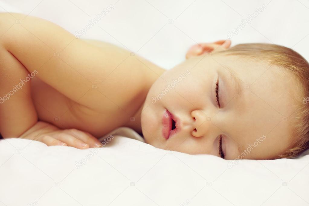 Portrait En Gros Plan D Un Beau Bebe Endormi Sur Blanc Image Libre De Droit Par Olesiabilkei C