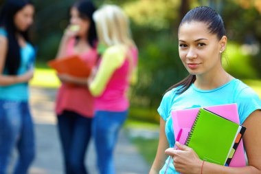 arka planda bir grup ile açık havada güzel öğrenci