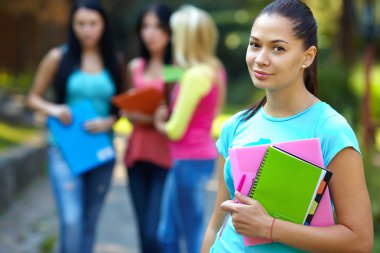 arka planda bir grup ile açık havada güzel öğrenci